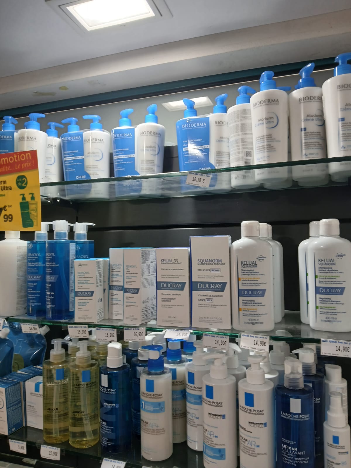 Intérieur moderne de la pharmacie